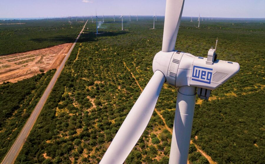Logo WEG sobre fundo de data center com servidores e infraestrutura de energia