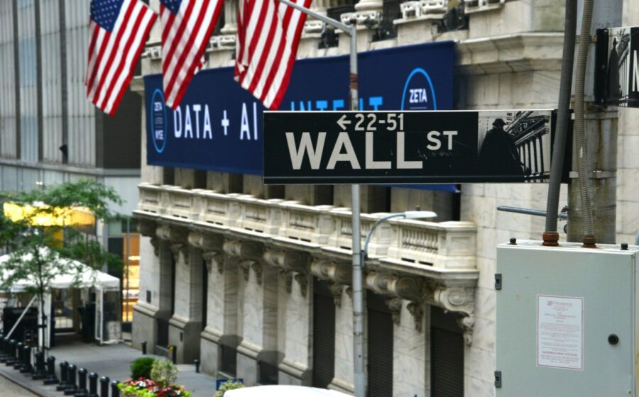 Gráfico mostra queda nos resultados dos grandes bancos de Wall Street em setembro com juros altos e volatilidade