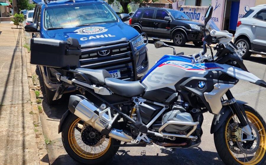 Logotipo Webmotors e ícone de carro usado representam aquisição de R$ 1,1 bilhão no setor automotivo