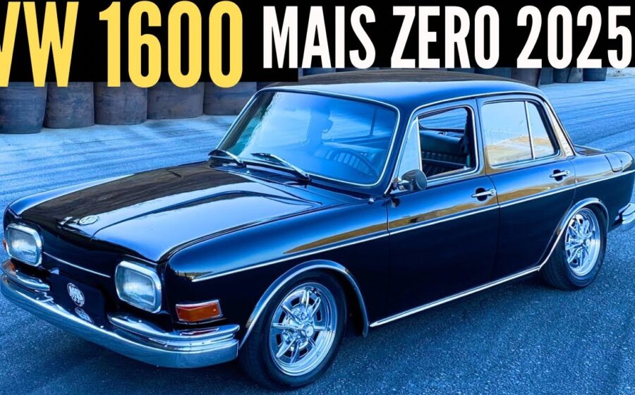 Logos da Webmotors e Auto Avaliar sobre fundo com carros seminovos, simbolizando aquisição de R$ 1,1 bi