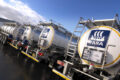 Fábrica da Yara com silos de fertilizantes e chamas de gás natural ao fundo