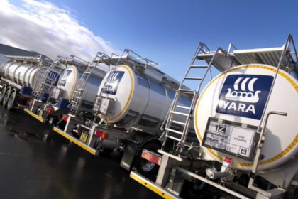 Fábrica da Yara com silos de fertilizantes e chamas de gás natural ao fundo