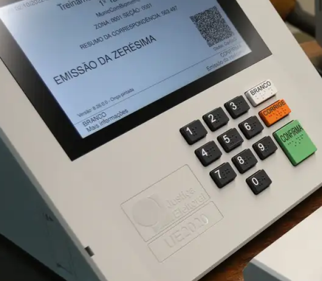Cerimônia da zerésima do TSE em Brasília com urnas eletrônicas e documento oficial