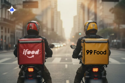 Logos do iFood e 99Food com balança da justiça e martelo judicial