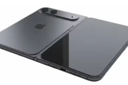 iPhone Duo dobrável aberto mostrando tela interna de 7,6 polegadas sobre mesa